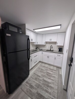 Private kitchen - PrimeStay in Modern Studio in Prime Location (Hollywood)
