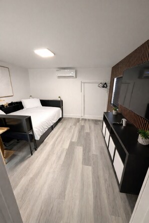 1 bedroom, WiFi, bed sheets - PrimeStay in Modern Studio in Prime Location (Hollywood)