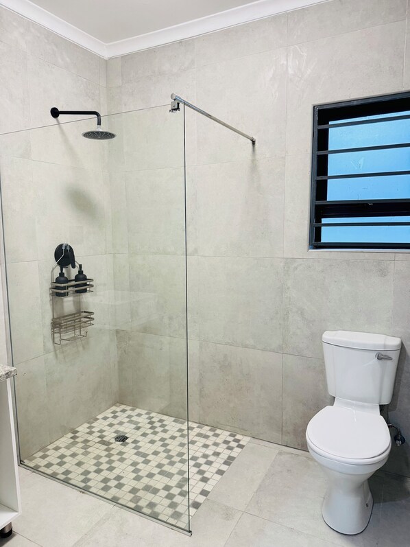 Douche, serviettes fournies, savon, papier toilette