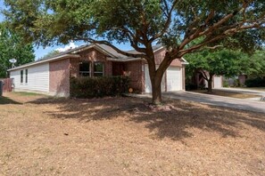 Exterior - Family‑Friendly 4BR Getaway Near Alamo Ranch & SeaWorld (San Antonio)