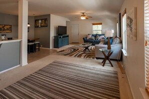 TV - Family‑Friendly 4BR Getaway Near Alamo Ranch & SeaWorld (San Antonio)