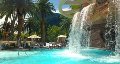 NO RESORT FEES! Studio located in the Signature at MGM: Balcony/pool/strip view!