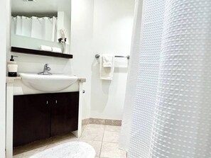 Hair dryer, towels, soap, toilet paper - 1 Bedroom 1 Bath + Den + Balcony (Toronto)