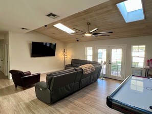 Living area - 3BD/3BA + Office Luxury Pool Pet Friendly with a backyard oasis (Phoenix)