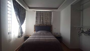 Iron/ironing board, bed sheets