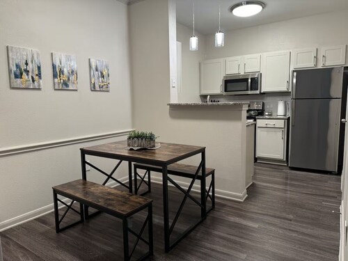 Chic Apt in The Woodlands-Parking-WI-FI-King Bed