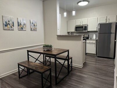 Chic Apt in The Woodlands-Parking-WI-FI-King Bed