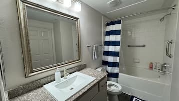 吹风机、毛巾、肥皂、卫生纸