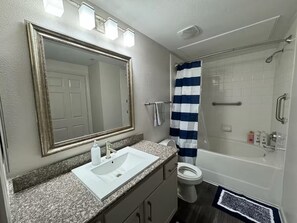 Séchoir à cheveux, serviettes fournies, savon, papier de toilette