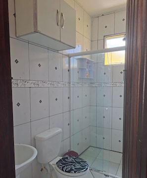 Shower, towels, toilet paper - Tabalipa House. (Paraty)