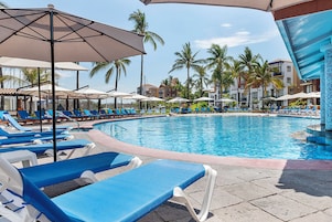 2 piscinas al aire libre, camas de piscina gratis, sombrillas