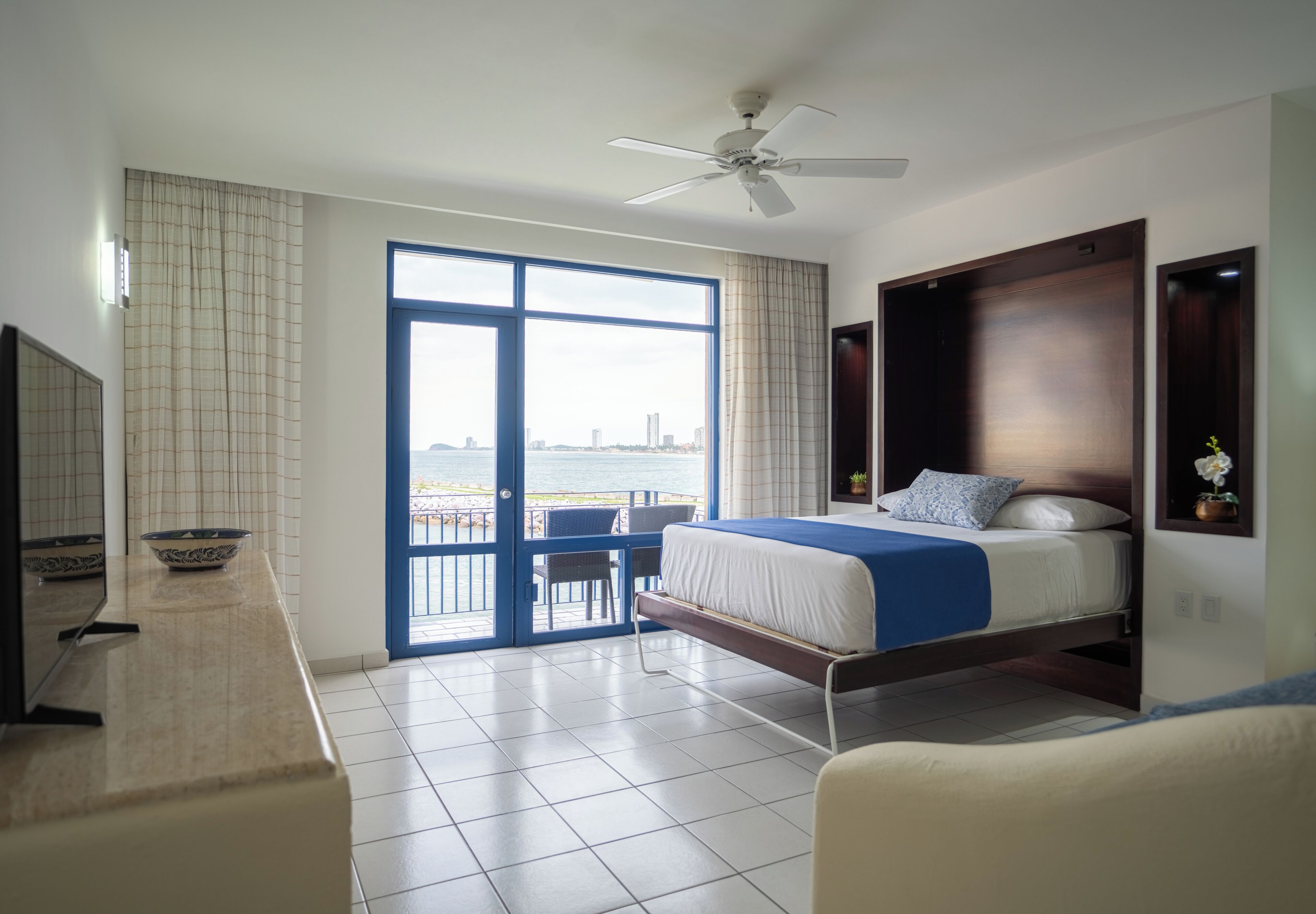 Cofres nos quartos, ferros/tábuas de passar roupa, Wi-Fi de cortesia