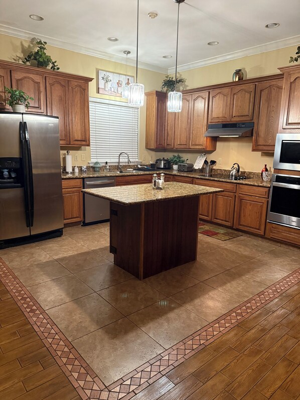 Fridge, microwave, oven, stovetop - Beautiful, spacious 3br/2.5 bath home with easy access to shopping and dining (Slidell)
