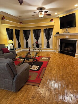 Smart TV, fireplace - Beautiful, spacious 3br/2.5 bath home with easy access to shopping and dining (Slidell)