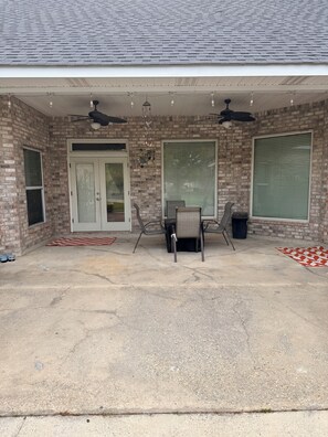 Outdoor dining - Beautiful, spacious 3br/2.5 bath home with easy access to shopping and dining (Slidell)