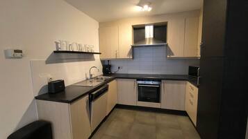 Køleskab, mikrobølgeovn, ovn, kogeplade