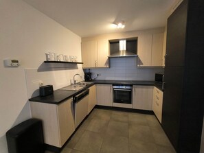 Kjøleskap, mikrobølgeovn, ovn og kokeplater