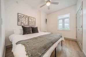 3 Schlafzimmer, Schreibtisch, Bügeleisen/Bügelbrett, WLAN