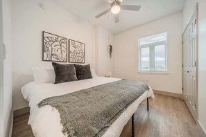 3 bedrooms, desk, iron/ironing board, WiFi - Walkable 3 bed with Balcony,Parking, King Bed (Charlotte)