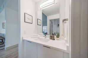 Interior - Walkable 3 bed with Balcony,Parking, King Bed (Charlotte)