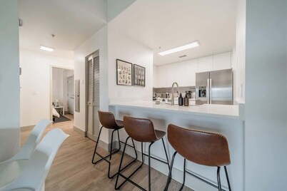 Walkable 3 bed with Balcony,Parking, King Bed