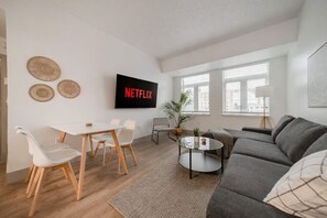 Een televisie en een kantoor