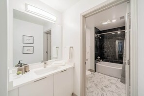 Shower, hair dryer, towels, shampoo - 4BR, Walk to NFL with Gym, Parking (Charlotte)