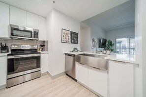 Fridge, microwave, oven, stovetop - 4BR, Walk to NFL with Gym, Parking (Charlotte)