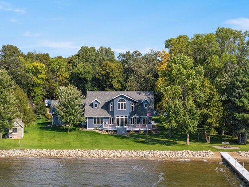 New! Open for Ice Fishing Extravaganza weekend! Spacious lake cabin with 9 beds