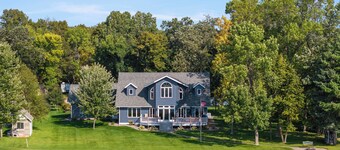 New! Open for Ice Fishing Extravaganza weekend! Spacious lake cabin with 9 beds