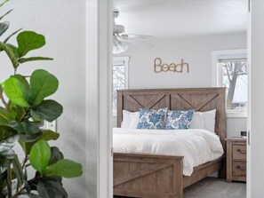 4 makuuhuonetta, työpöytä, silitysrauta/-lauta, vauvan matkasänky