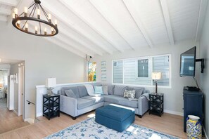 TV, fireplace, offices - 304 Ruby A & B | Charming Balboa Island Duplex (Newport Beach)