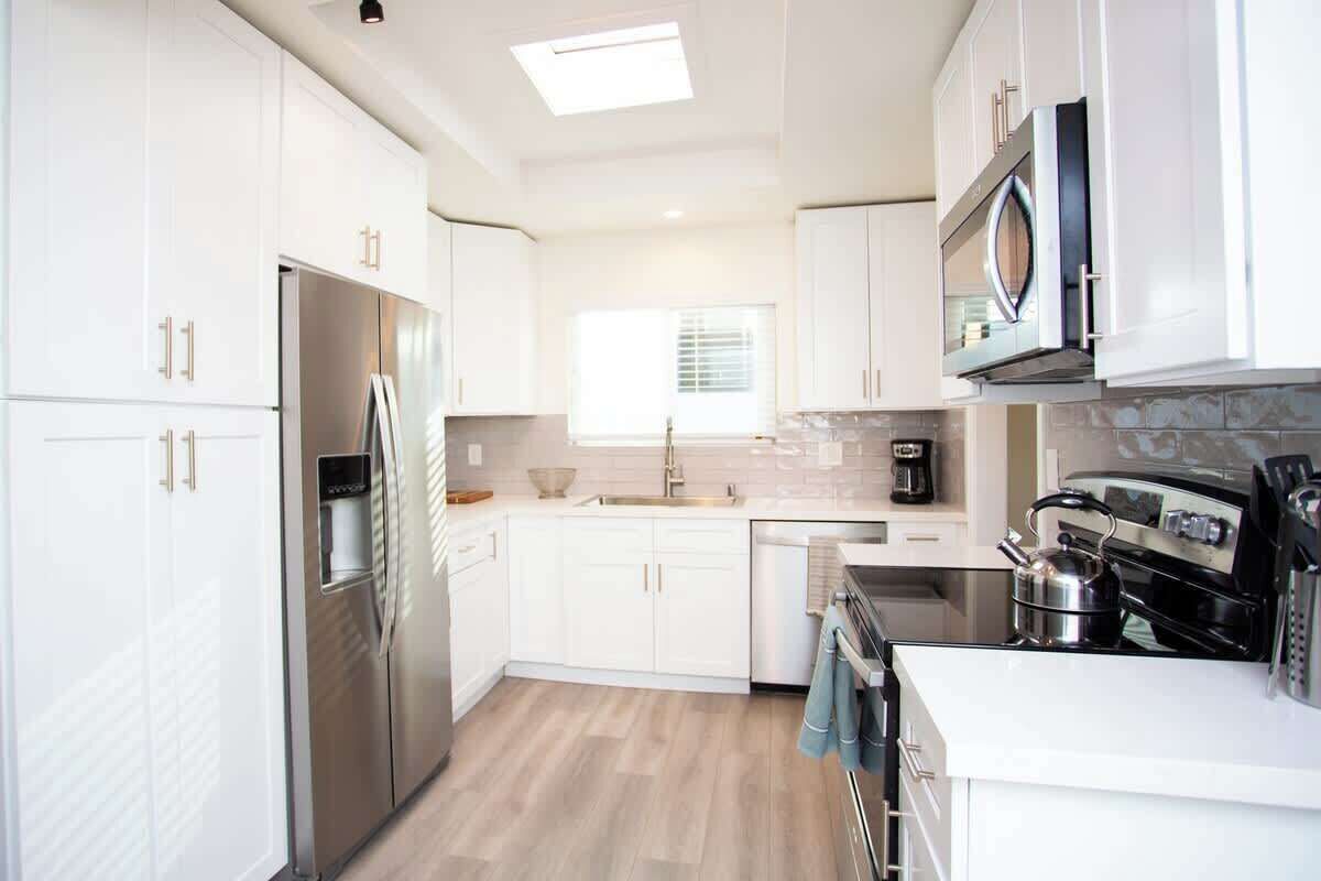 Jääkaappi, mikroaaltouuni, uuni, liesi