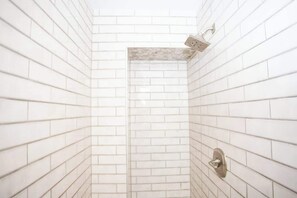 Shower, hair dryer, towels, shampoo - 1121 E Balboa A/B | Wonderful Oceanfront Duplex, Big Patio (Newport Beach)