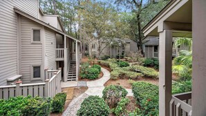 A residential area with multiple houses, a central pathway, and well-maintained gardens. - Minutes to Beach & Golf | Pet-Friendly Villa (Hilton Head Island)