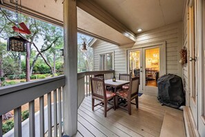Outdoor dining - Minutes to Beach & Golf | Pet-Friendly Villa (Hilton Head Island)