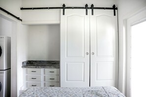 WiFi, bed sheets - Comfortable Tiny Home in RV Park. Near Bastrop & Austin (Cedar Creek)