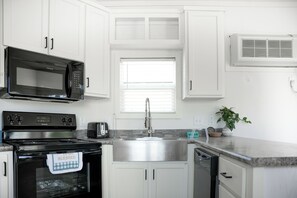 Private kitchen - Comfortable Tiny Home in RV Park. Near Bastrop & Austin (Cedar Creek)