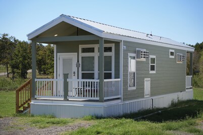 Comfortable Tiny Home in RV Park. Near Bastrop & Austin