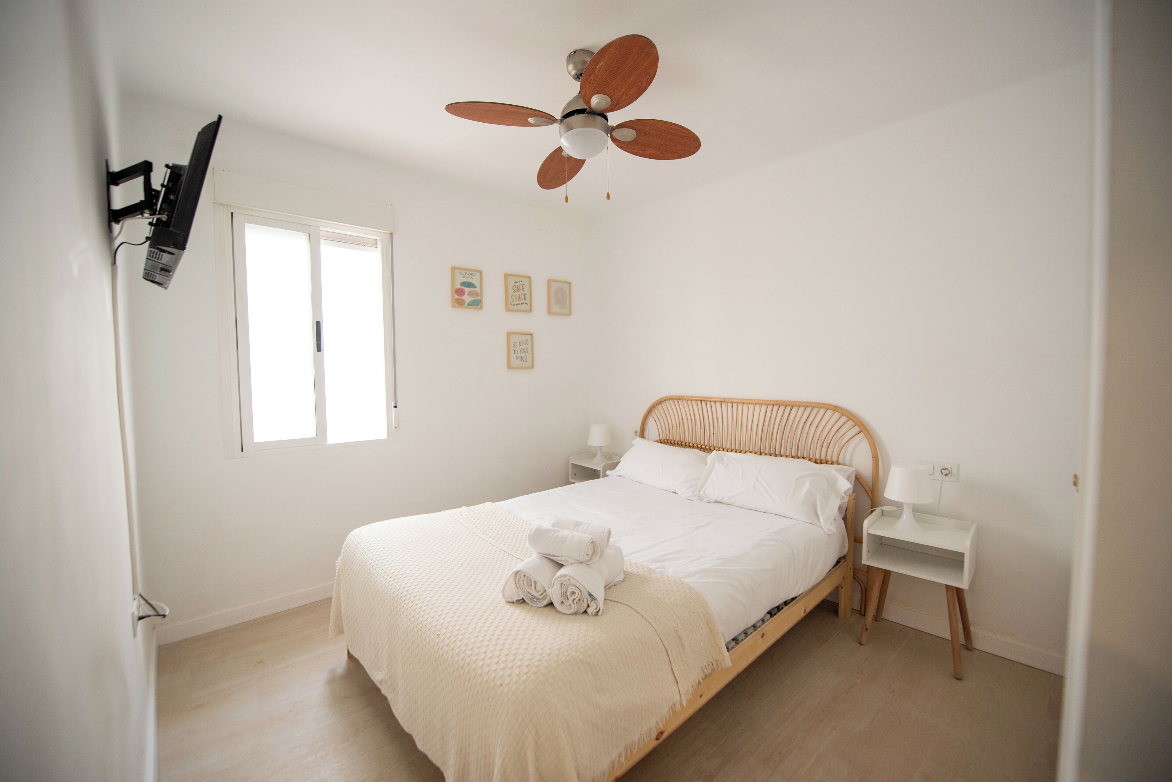 Een strijkplank/strijkijzer, wifi, beddengoed