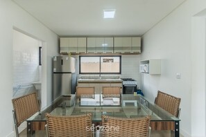 Basic Apartment | Dining - Casa em Cond. c/ piscina em Camaçari BSP0008 (Camaçari)