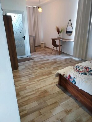 Desk, laptop workspace, blackout curtains, soundproofing - STUDIO APT. APARTMENTS (Prampram)