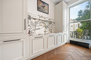 Interior - Luxury, Spacious (700sq ft), Prime West London Flat (London)
