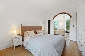 1 bedroom, iron/ironing board, WiFi, bed sheets - Luxury, Spacious (700sq ft), Prime West London Flat (London)