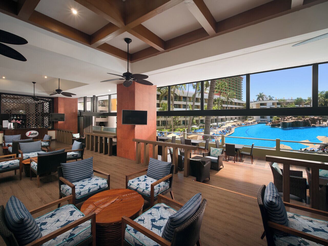 2 bars/lounges, swim-up bar, poolside bar, beach bar