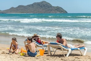 On the beach, sun-loungers, beach umbrellas, beach towels - El Cid El Moro Beach Hotel - All Inclusive (Mazatlán)
