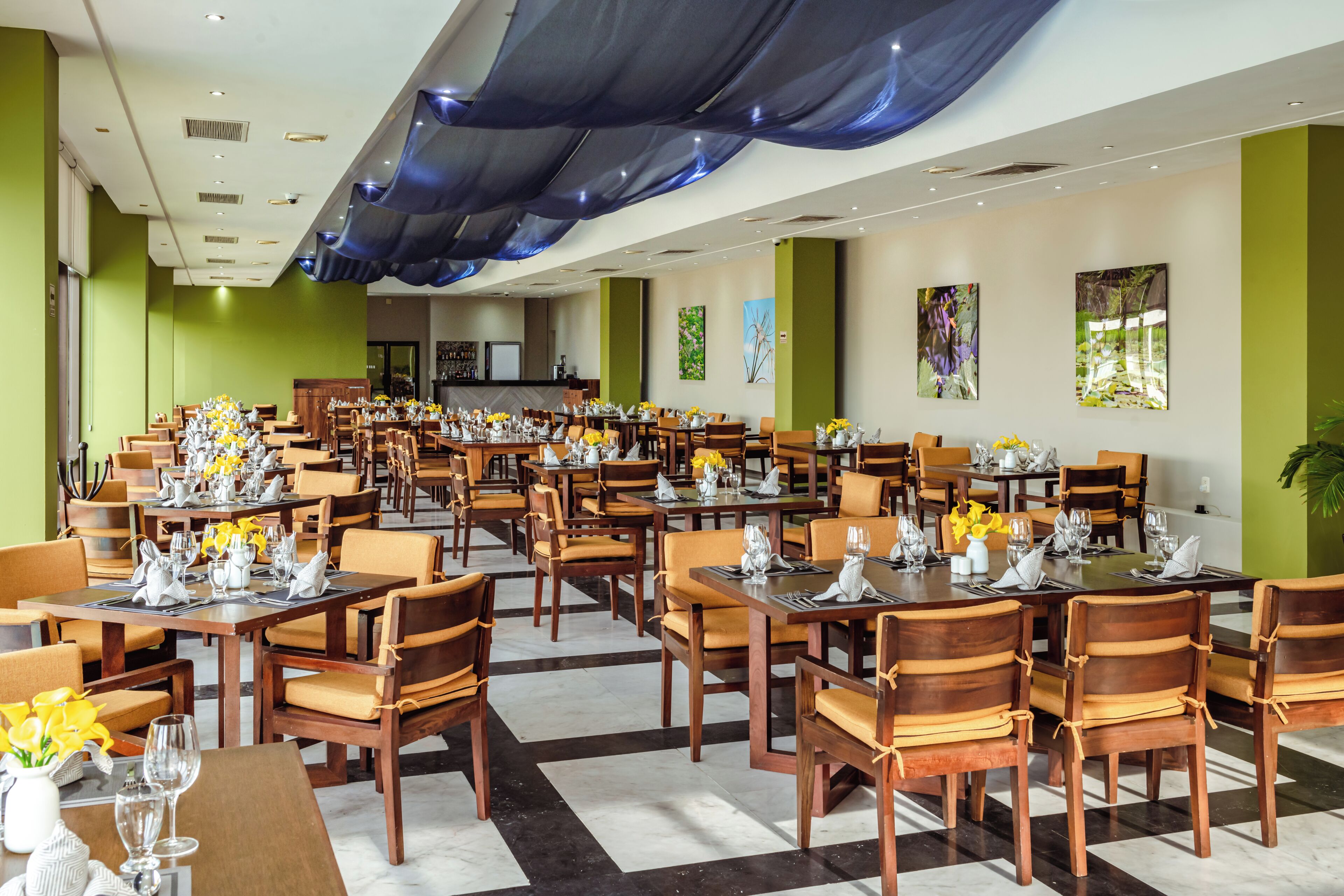3 restaurantes; se sirve desayuno, almuerzo y cena