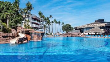 Una piscina al aire libre, camas de piscina gratis, sombrillas