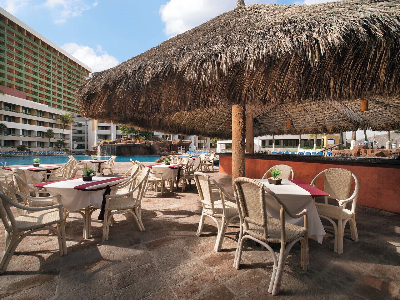 2 restaurants; breakfast, lunch, and dinner served