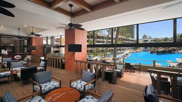 2 bars/lounges, swim-up bar, poolside bar, beach bar